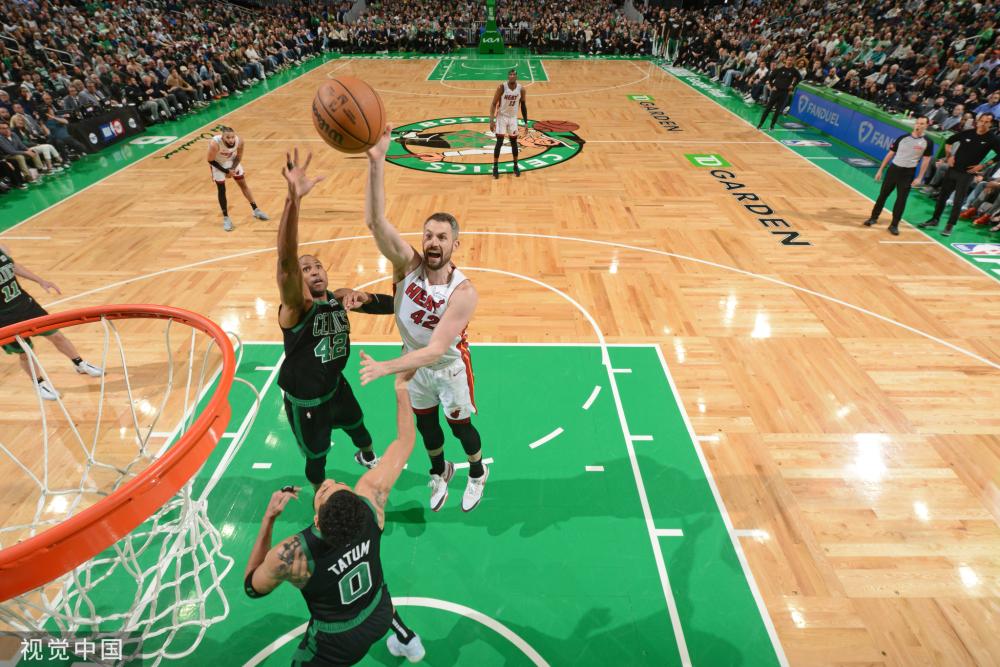 他通过足球 他通过足球